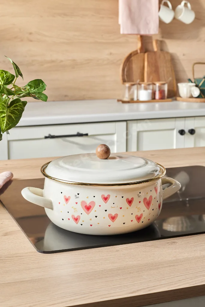 Kalp Detaylı Pink Love Emaye Karnıyarık Tencere 22 cm