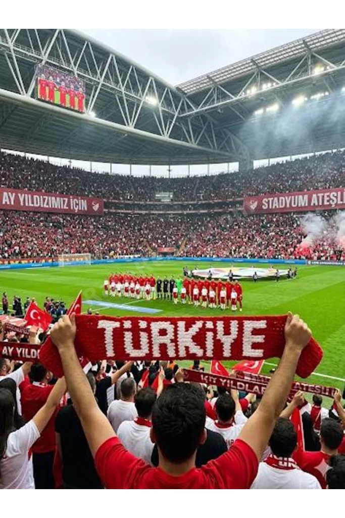 Örgü Puffy Kırmızı Beyaz Türkiye Yazılı Atkı (Taraftar Atkı Milli Takım)