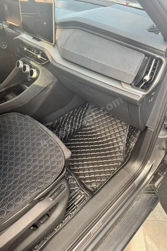 SKODA KODİAQ 2024-2026 Siyah Üzeri Beyaz Dikiş 8D Premium Havuzlu Deri Oto Paspas