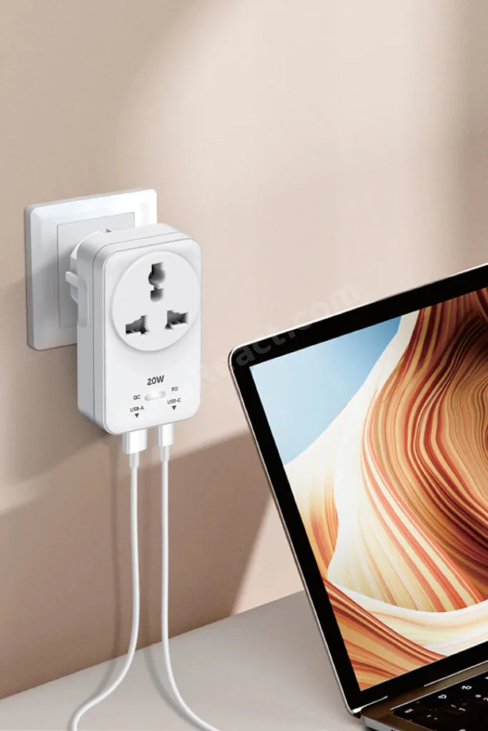 20WPD Hızlı Şarjlı Akım Korumalı Evrensel Priz Dönüştürücü Beyaz USB-C & USB-A Çıkışlı 2500W