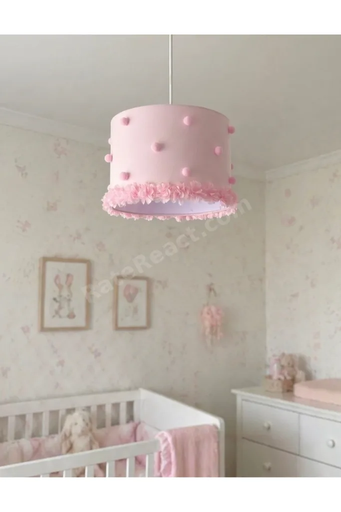 Pembe Ponponlu Çiçek Detaylı Bebek Odası Avizesi – Pastel El Yapımı Tasarım