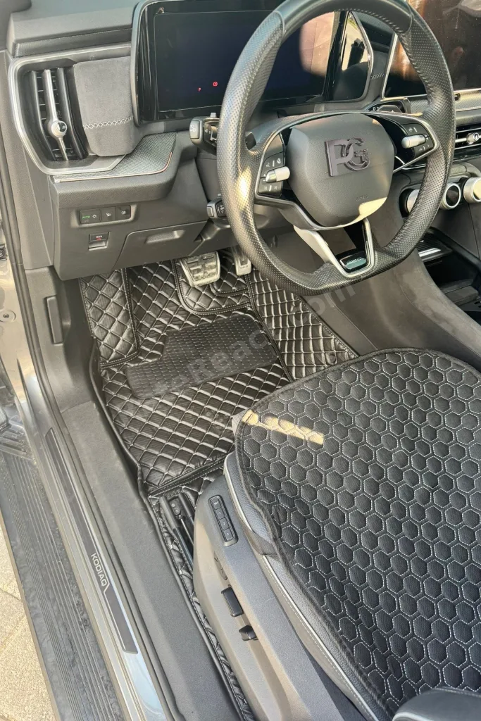 SKODA KODİAQ 2024-2026 Siyah Üzeri Beyaz Dikiş 8D Premium Havuzlu Deri Oto Paspas