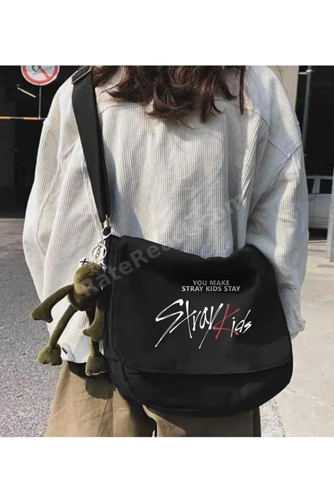 Kpop Temalı Siyah Unisex Postacı Çantası, Şık ve Fonksiyonel Tasarım