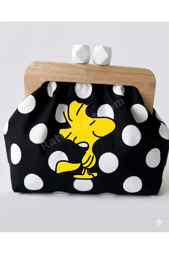 Siyah Beyaz Puantiyeli Snoopy Ahşap Burslu Zincir Askılı Clutch Omuz Çantası