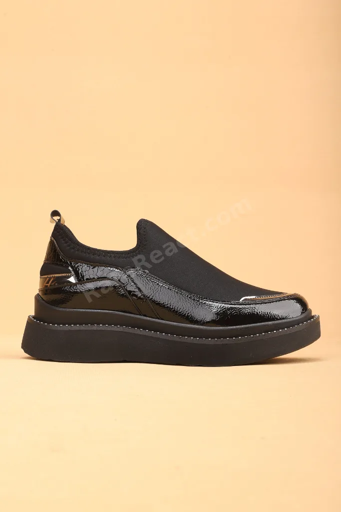 Kadın Siyah Renkli Taşlı Detaylı Yüksek Tabanlı Yürüyüş Ayakkabısı Sneakers
