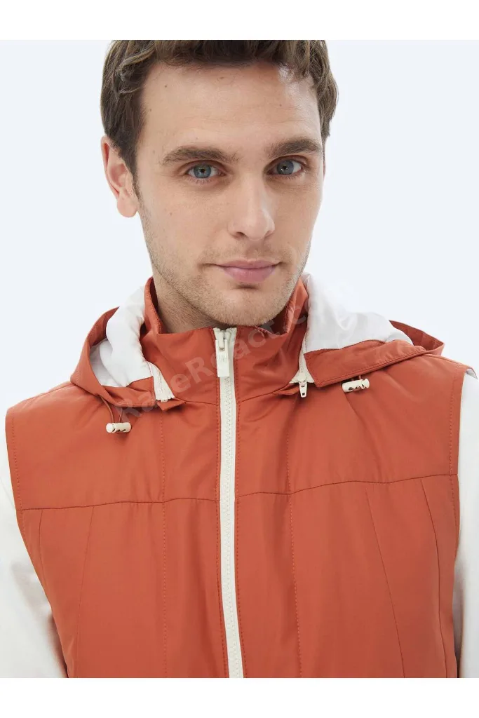 Koyu Turuncu Regular Fit Kapüşonlu Casual Dokuma Spor Yelek