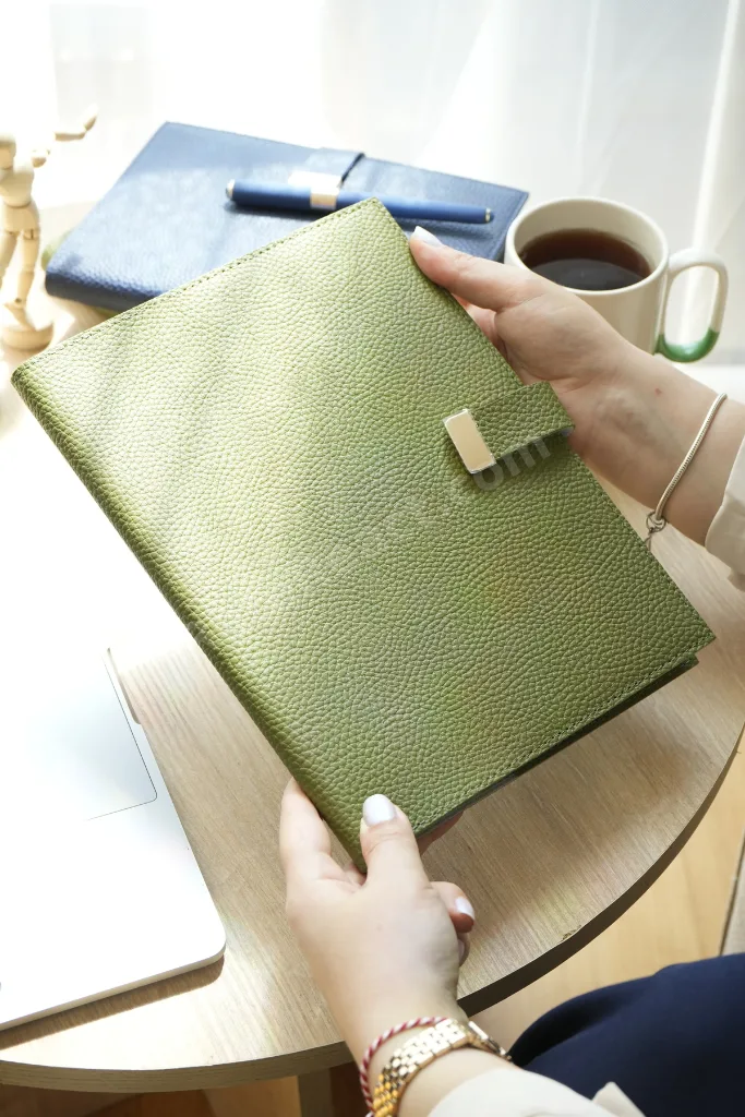 Executive Vegan Deri Defter. 19x25 cm. 100 gr. 176 sayfa. Kenar Yaldızlı Yeşil
