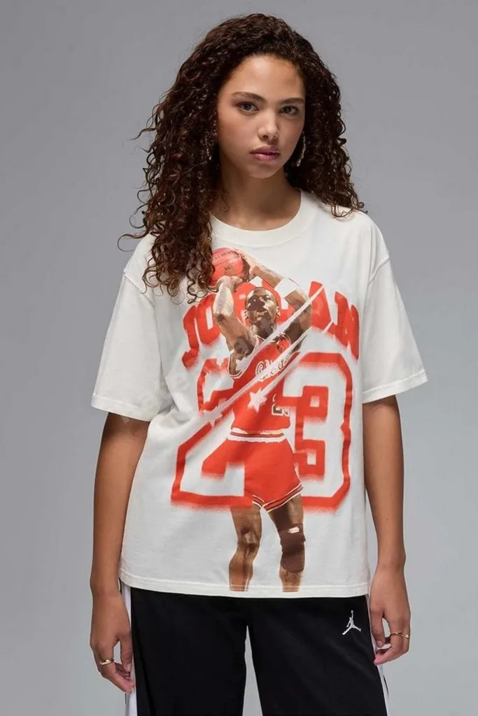 Jordan Graphic 40 Loose Fit Womens Tee Grafik Baskılı Bol Kesim Pamuklu Kadın Tişört Krem