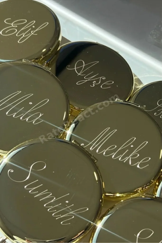 Kişiye Özel El Kazımalı İsimli Premium Gold Metal Cep Aynası - El İşçiliği - Kişiye Özel Hediye