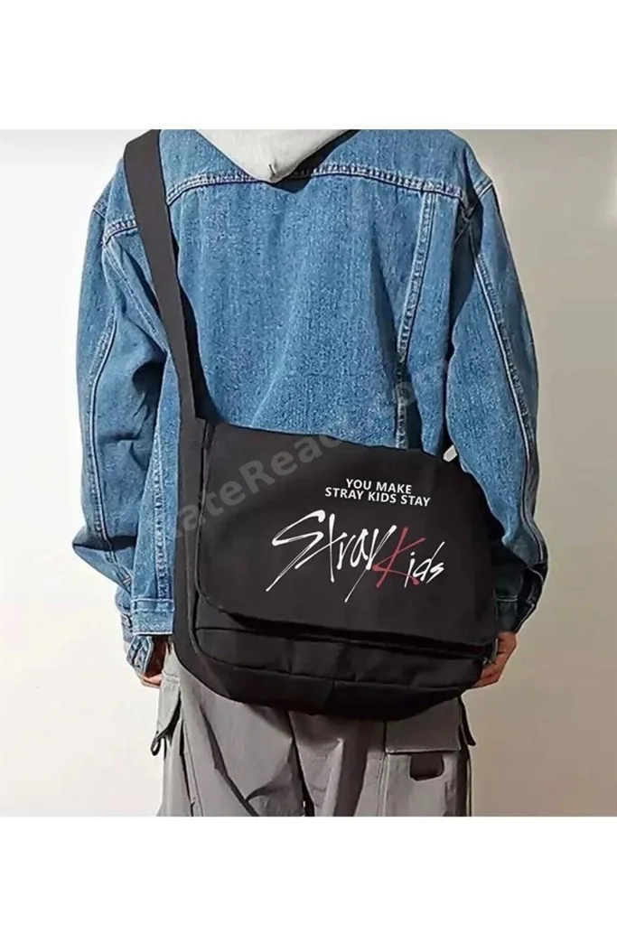 Kpop Temalı Siyah Unisex Postacı Çantası, Şık ve Fonksiyonel Tasarım