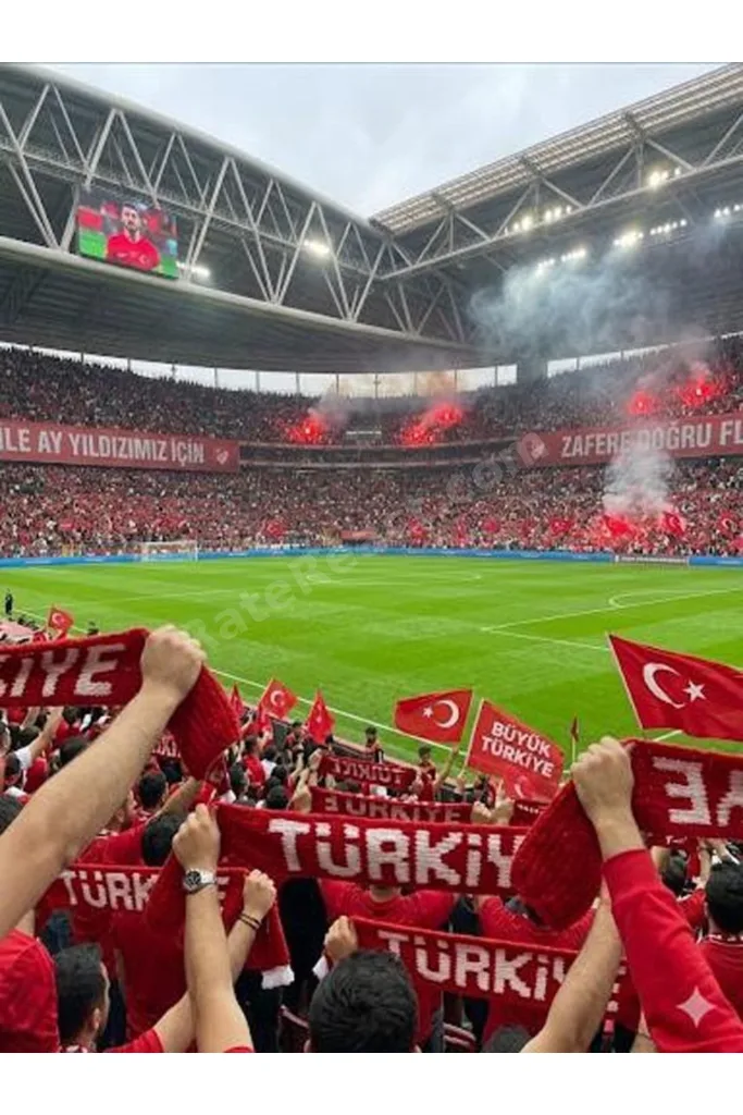 Örgü Puffy Kırmızı Beyaz Türkiye Yazılı Atkı (Taraftar Atkı Milli Takım)