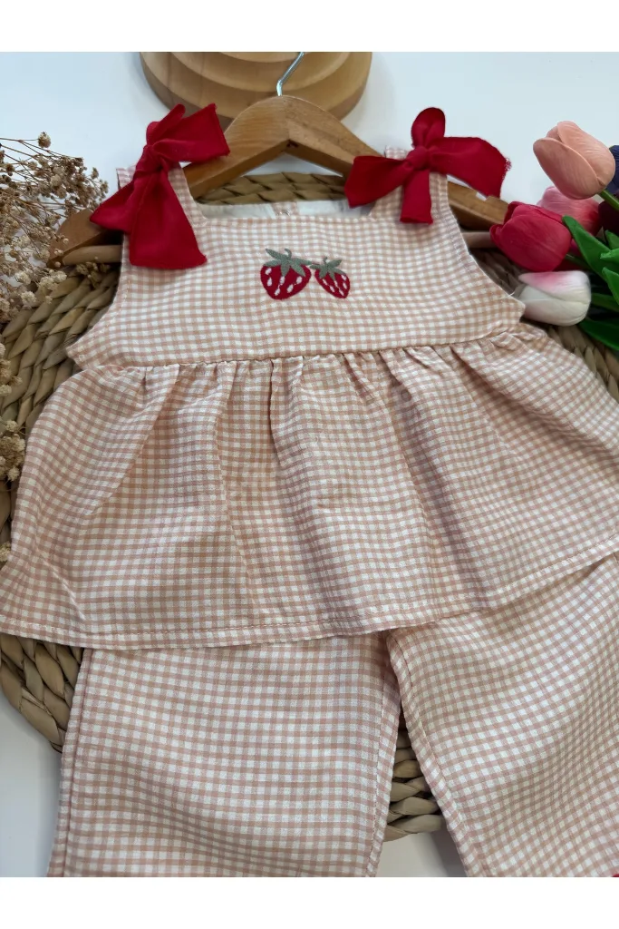 Çilek Nakışlı Fiyonk Detaylı Ekose Pötikareli Fırfırlı Bol Paça 2’li Bebek Kız Takım