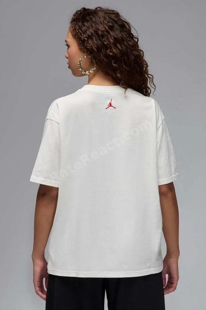 Jordan Graphic 40 Loose Fit Womens Tee Grafik Baskılı Bol Kesim Pamuklu Kadın Tişört Krem