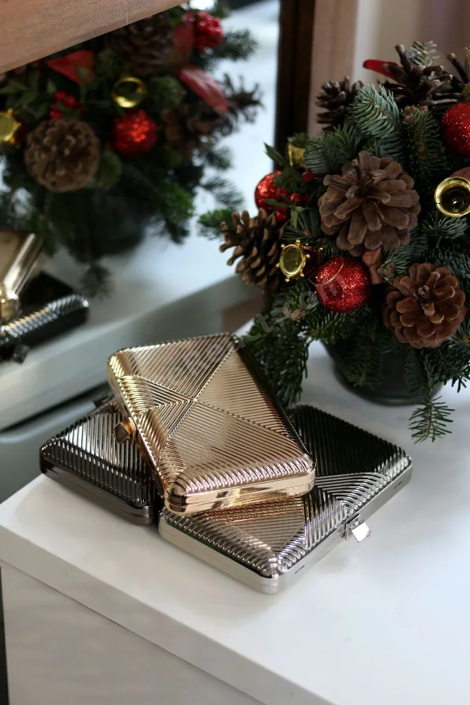 Kadın Gold Metal Zincir Askılı Abiye Çanta
